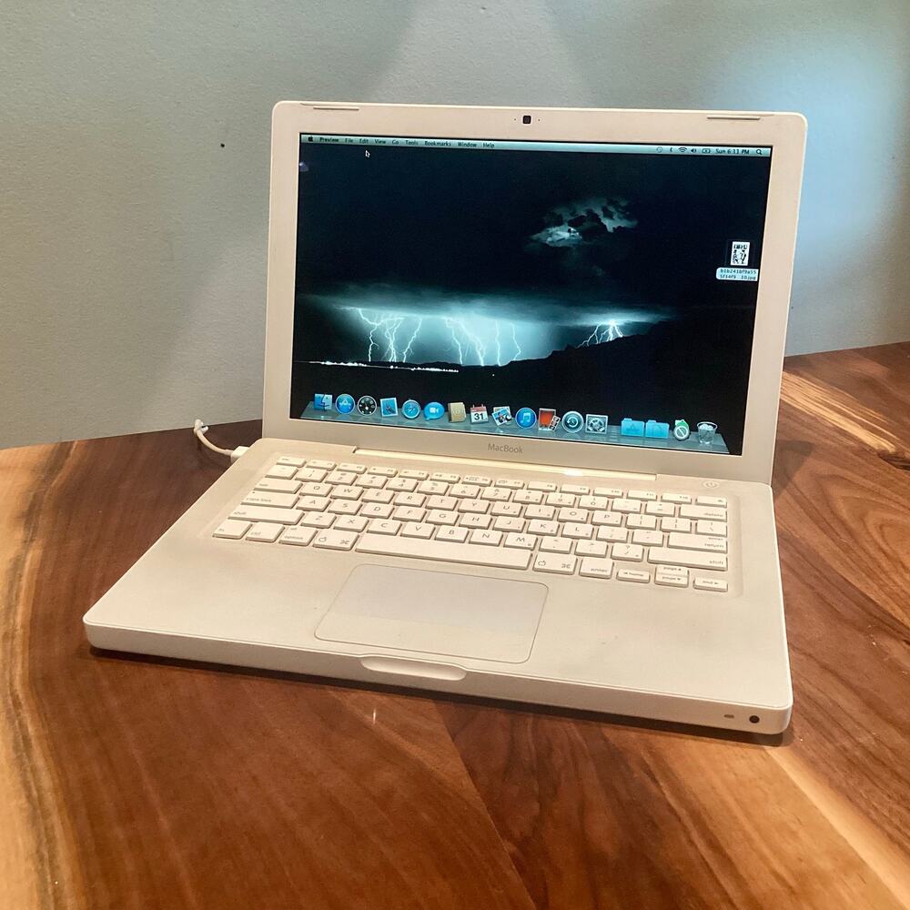 Late 2007 Apple MacBook A1181 13" Laptop Intel Core 2 Duo, Dead Battery
